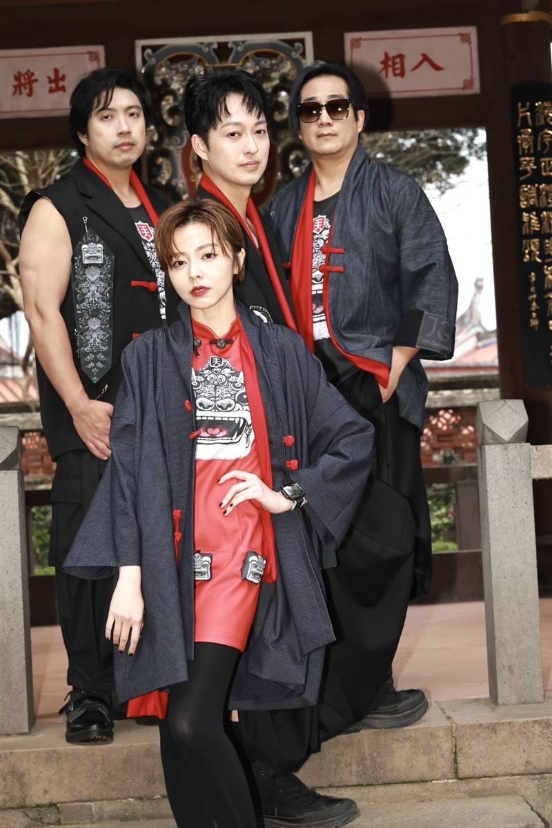 霸氣樂團于浩威、王瞳、小頭、阿修羅一起拍新的主視覺新團服。（圖／民視提供）