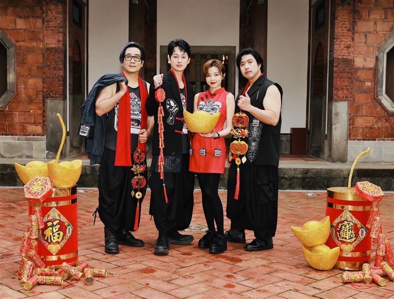 霸氣樂團的新團服曝光！黑紅視覺強烈對比，象徵熱血與穩定並存。（圖／民視提供）