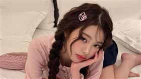 人氣女團IVE張員瑛直播力推的最愛甜點，如今卻因細菌超標與衛生疑慮，引發粉絲與消費者恐慌。（圖／翻攝自張員瑛IG）