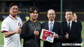 台日棒球國際交流賽，棒協理事長辜仲諒、台灣隊內野手江坤宇、「世界全壘打王」王貞治、旅日台籍醫生郭宗明合影。（圖／記者劉彥池攝影）