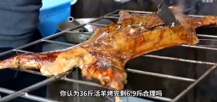 36斤烤羊大餐讓王女士一家滿懷期待，不料，當熱騰騰的烤羊端上桌時，全家人都傻眼了。（圖／翻攝自微博）