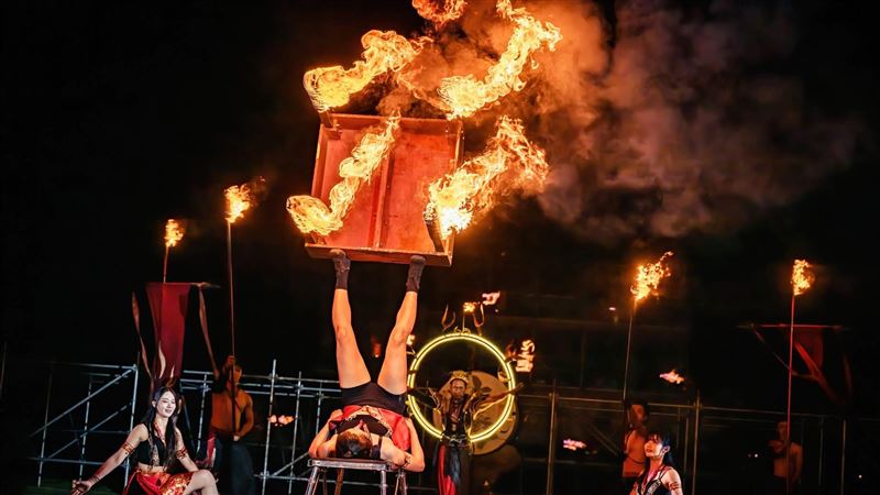 楊立微再度重現在《英國達人秀》中的火桌表演。(圖/翻攝自楊立微臉書)