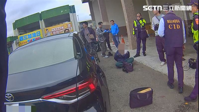 新北婦當街遭搶220萬！警火速國道逮3嫌，車手自導自演大搞「黑吃黑」情節曝光。（圖／翻攝畫面）