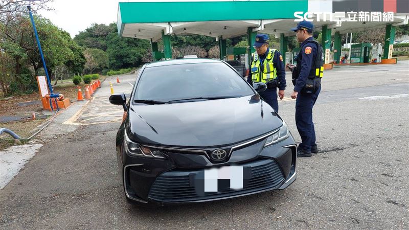 新北婦當街遭搶220萬！警火速國道逮3嫌，車手自導自演大搞「黑吃黑」情節曝光。（圖／翻攝畫面）