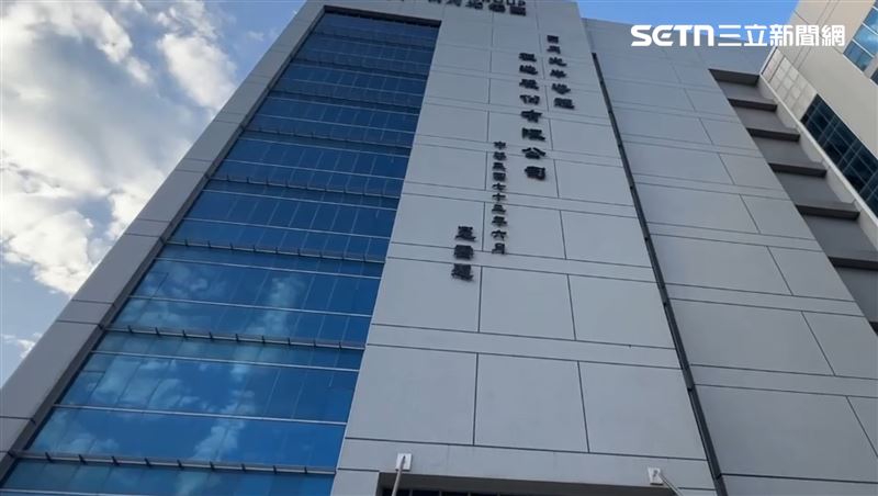 楠梓區某科技大廠昨（25）日上午發生一起喋血兇殺案，一名女保全上班時被男友持刀猛砍頭部、手部重傷。（圖／翻攝畫面）