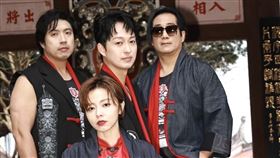 霸氣樂團于浩威、王瞳、小頭、阿修羅一起拍新的主視覺新團服。（圖／民視提供）