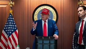 美國總統川普的核心圈都認為伊朗「部分的攻擊」非打不可，但他們同時又擔心選民的反彈，因此希望由以色列單獨先動手，以便伊朗報復時給予美方軍事介入的藉口。（圖／翻攝自X平台 @MarioNawfal）