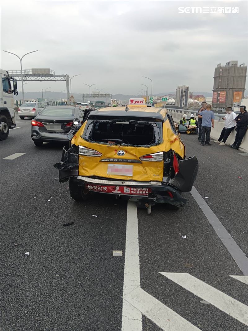 計程車遭追撞，後車尾變形，司機及2名乘客受傷送醫。（圖／翻攝畫面）
