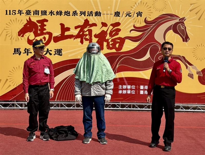 台南元宵活動即將接力登場，鹽水衝蜂炮全身包緊緊「保命裝備」曝光。（圖／台南市消防局提供）