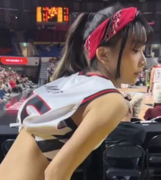 Mega臉色瞬間變沉，現場氣氛也隨之微妙轉變。（圖／翻攝自Threads）