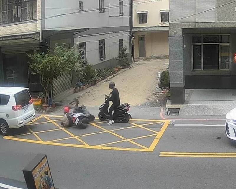 婦人遭撞擊後連人帶車倒下遲遲站不起來。（圖／翻攝自爆料公社）