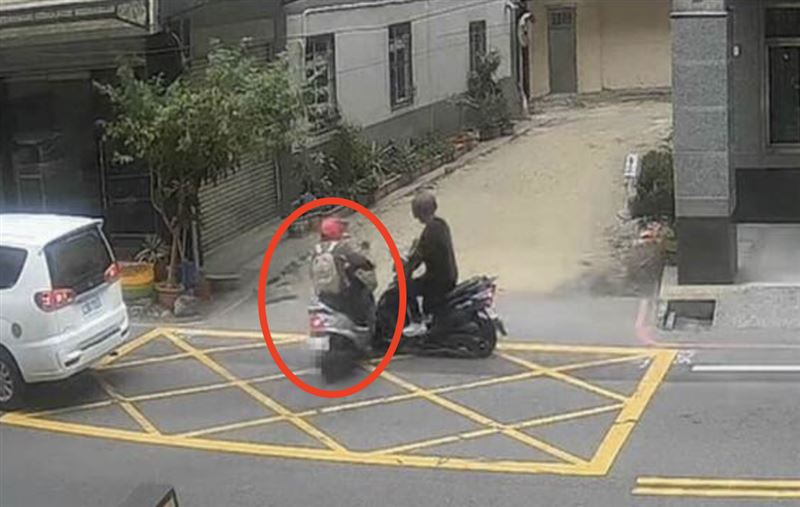 機車直行時與婦人發生碰撞。（圖／翻攝自爆料公社）