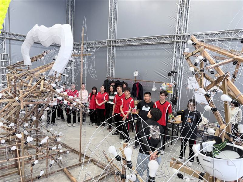 文總促成嘉義永慶高中學子與日本睡魔師見習，傳承極致職人精神。（圖／文化總會提供)