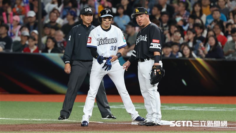 台日棒球國際交流賽，經典賽台灣隊一壘手吳念庭敲出安打上壘。（圖／記者劉彥池攝影）