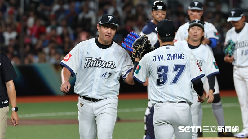 鄭浩均面露痛苦 2.2局58球身體不適退場