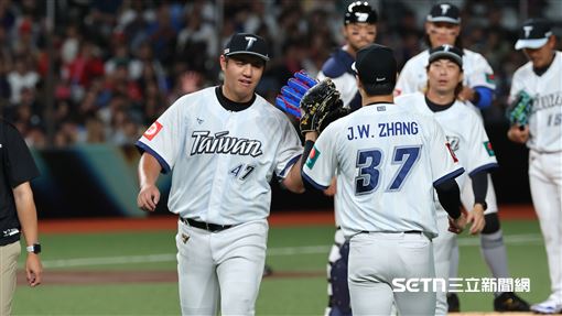 鄭浩均面露痛苦　2.2局58球身體不適退場