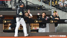 台日棒球國際交流賽，軟銀鷹指定打擊山川穗高敲出安打打回軟銀第1分。（圖／記者劉彥池攝影）