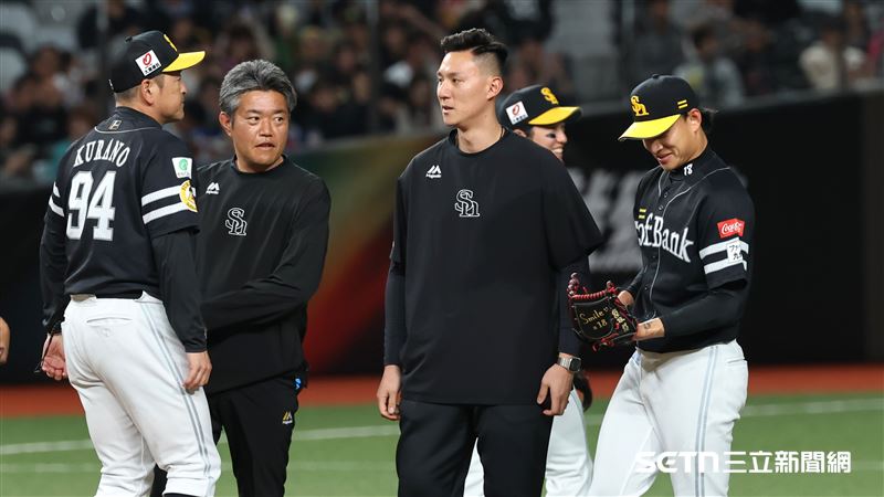 台日棒球國際交流賽，軟銀鷹先發投手徐若熙閃過強襲球，教練團上場關心。（圖／記者劉彥池攝影）