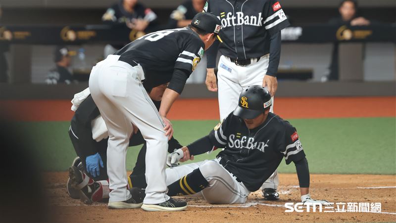 台日棒球國際交流賽，軟銀鷹右外野手山本惠大挨觸身球。（圖／記者劉彥池攝影）