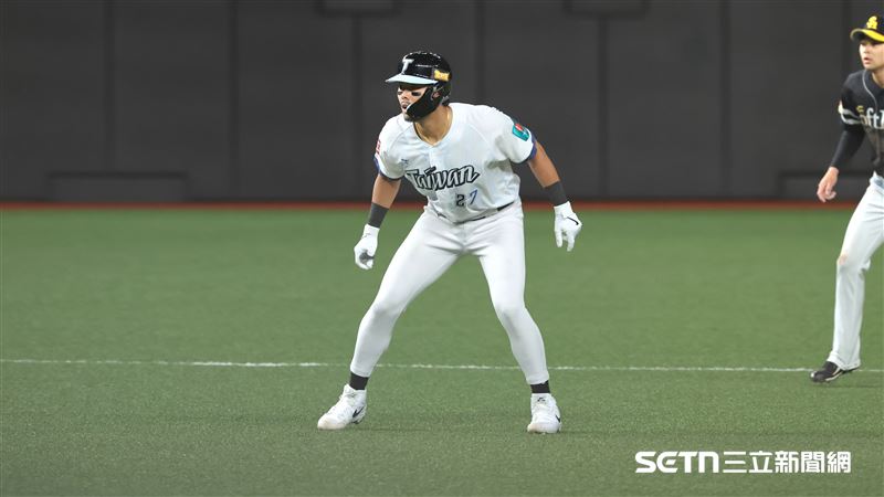 台日棒球國際交流賽，經典賽台灣隊捕手林家正敲出二壘安打。（圖／記者劉彥池攝影）