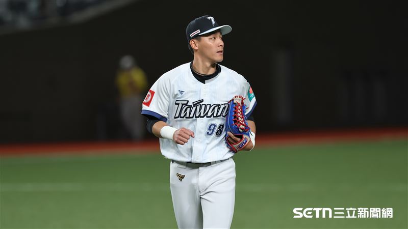 台日棒球國際交流賽，經典賽台灣隊左外野手陳晨威在全壘打牆邊接殺飛球。（圖／記者劉彥池攝影）