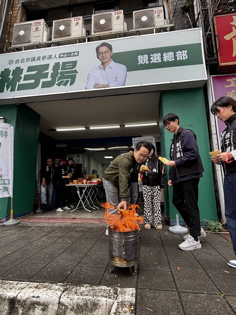 台北市中山大同市議員參選人林子揚競選辦公室舉行開工儀式，特別邀請謝長廷大使親自帶領祈福團拜。（圖／林子揚提供）