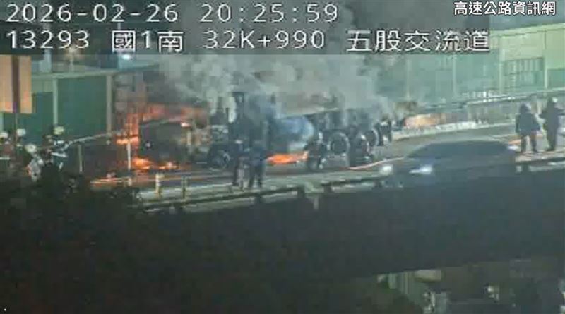 一輛大貨車於國道一號32K時突然竄出火舌，整輛車宛如一團火球，不少人目擊直喊：火超大。（圖／翻攝高速公路即時路況）