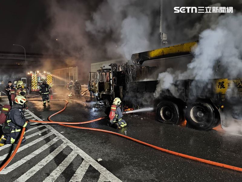 60歲駕駛手部受傷被送醫救治。（圖／翻攝畫面 ）