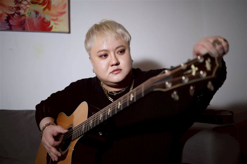 新專輯《歡迎來到不受歡迎的人俱樂部》,是葵剛學習面對及表露情緒的作品。(圖/記者鄭孟晃攝影)