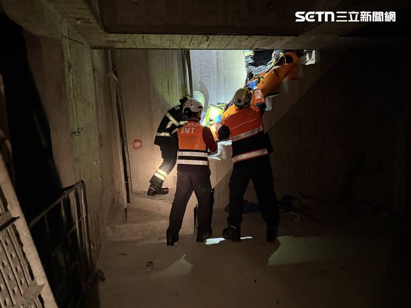 北投新建案出事了！2工人頂樓「吸入不明氣體」昏迷雙雙倒臥水塔。（圖／翻攝畫面）