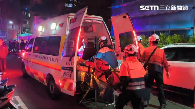 北投新建案出事了！2工人頂樓「吸入不明氣體」昏迷雙雙倒臥水塔。（圖／翻攝畫面）