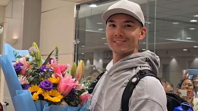 費爾柴爾德（Stuart Fairchild）26日晚間搭乘華航班機抵台。（圖／翻攝畫面）