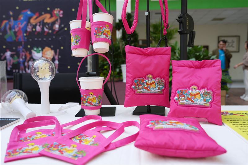 睡魔平安包與好運杯。（圖／文總提供）