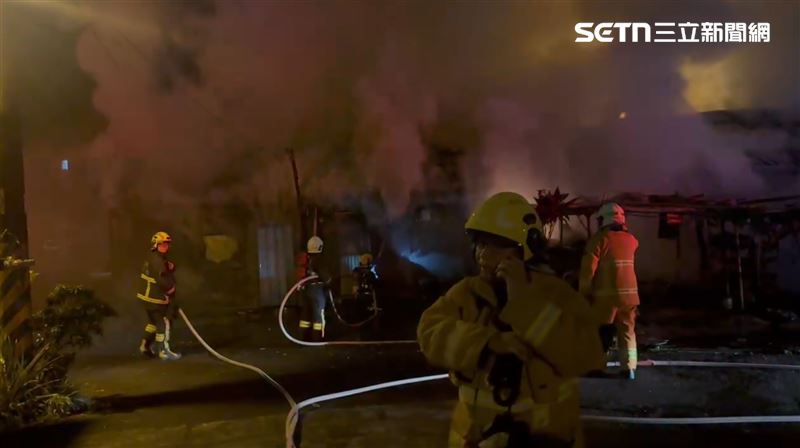 全面燃燒濃煙竄天！大火吞噬宜蘭平房　屋主逃出後驚見碳化焦屍。（圖／記者黃國瑞攝影）