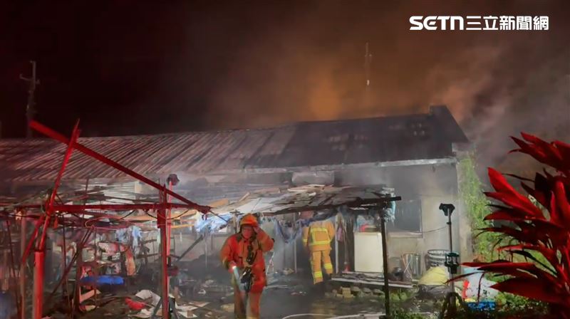 全面燃燒濃煙竄天！大火吞噬宜蘭平房　屋主逃出後驚見碳化焦屍。（圖／記者黃國瑞攝影）