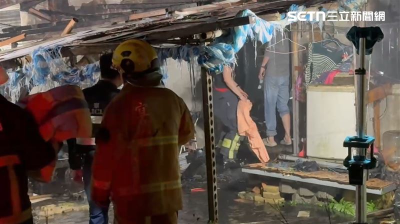 全面燃燒濃煙竄天！大火吞噬宜蘭平房　屋主逃出後驚見碳化焦屍。（圖／記者黃國瑞攝影）