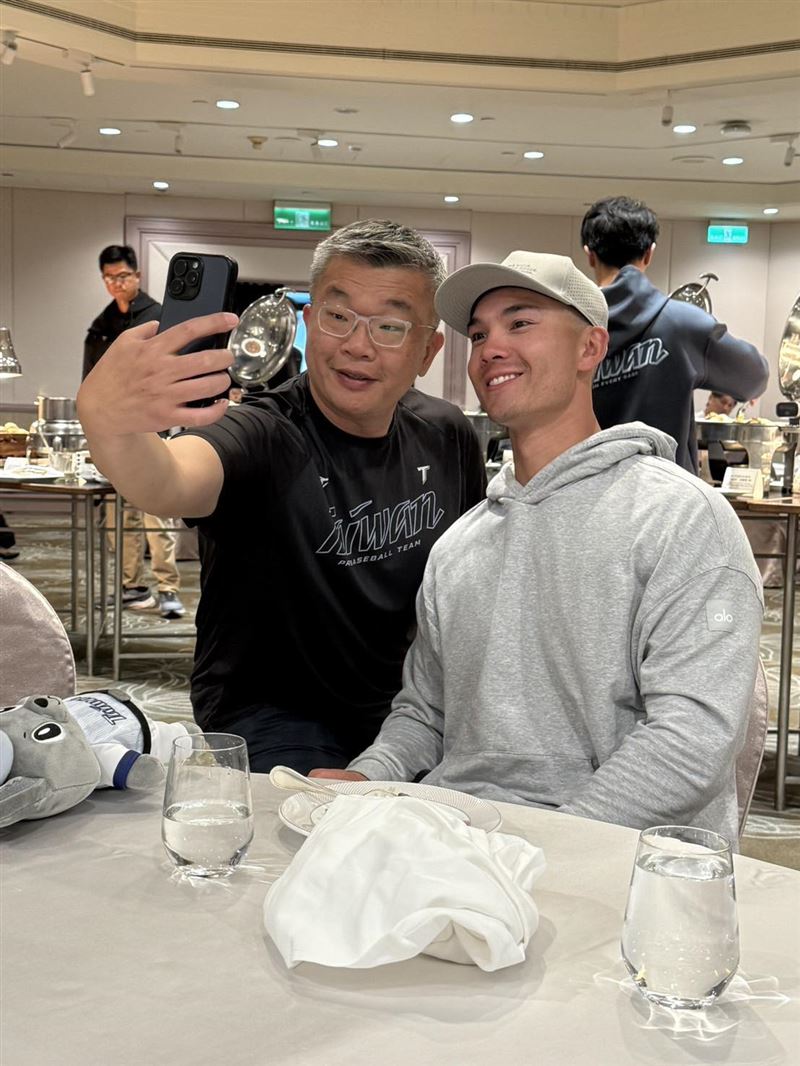 蔡其昌在臉書曬出了與「費仔」的合照。（圖／翻攝自蔡其昌臉書）