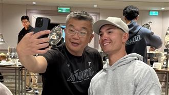 「費仔」先與隊友吃宵夜！蔡其昌曬合照