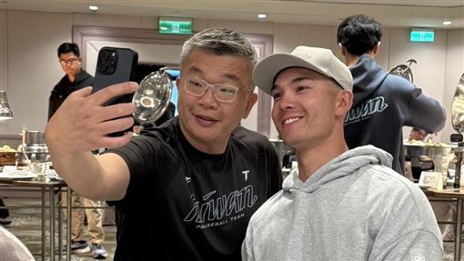 「費仔」先與隊友吃宵夜！蔡其昌曬合照