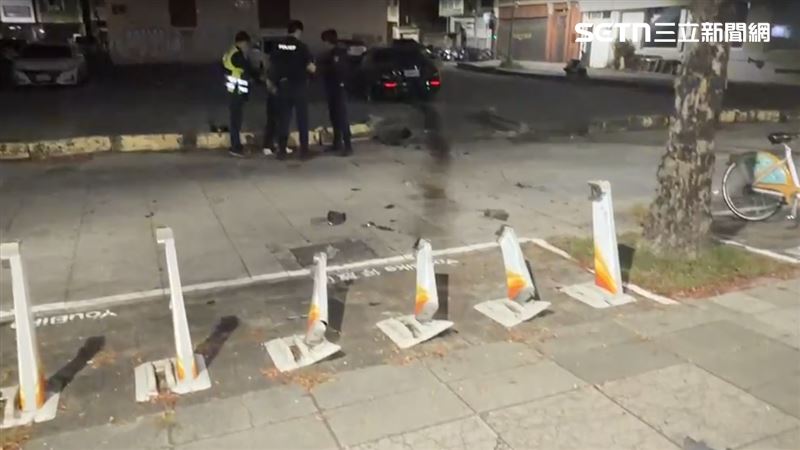 高雄市苓雅區中山二路與苓雅二路口今天（27日）凌晨發生離譜車禍。（圖／翻攝畫面）