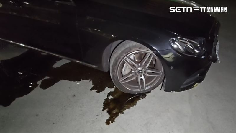 肇事車輛車頭車尾都受損，當下肇事駕駛並未下車。（圖／翻攝畫面）