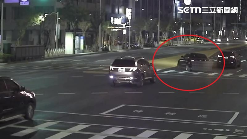 透過監視器畫面可見，肇事者為26歲張姓男子沿中山二路南向北行駛，不明原因，突然失控偏離道路。（圖／翻攝畫面）