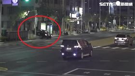 高雄,單車,停車樁,酒駕,車禍,水泥,護欄,員警,共享單車,賓士。（圖／翻攝畫面）