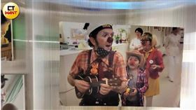 6歲的葉道煌因罹患腦癌，在一次回診的過程中巧遇Luc和馬照琪在院內舉辦的音樂遊行，讓他興奮地一起加入遊行。（圖／CTWANT）
該新聞外勿用