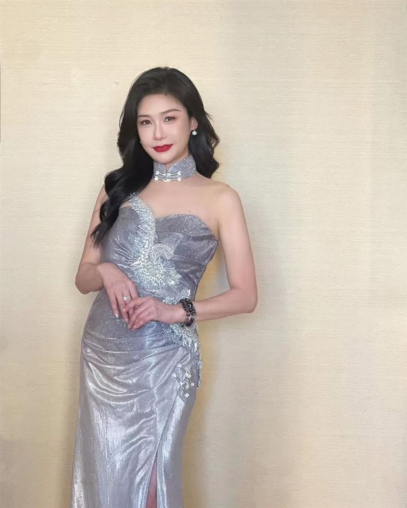 女星張慧儀氣質出眾外型亮眼,在90年代憑藉《原始武器》等三級電影爆紅。(圖/翻攝自IG @cheong_wei_yee_angie)