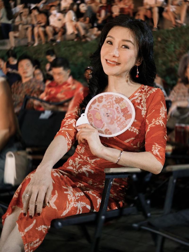 張慧儀近日返鄉「升官」回馬來西亞家鄉霹靂州獲頒旅遊代表。(圖/翻攝自IG @cheong_wei_yee_angie)