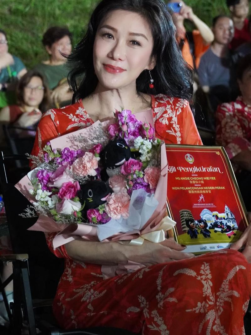 張慧儀近日返鄉「升官」回馬來西亞家鄉霹靂州獲頒旅遊代表。(圖/翻攝自IG @cheong_wei_yee_angie)