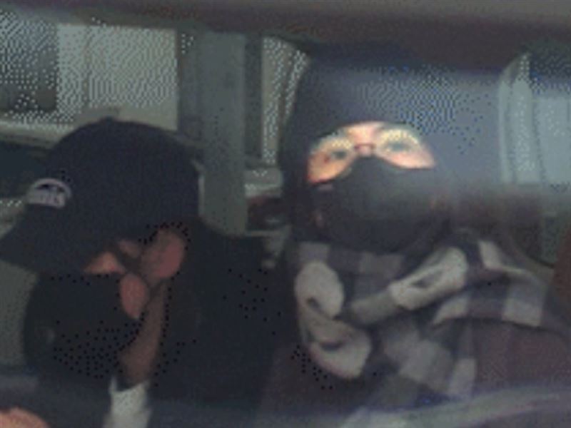 鹿從機場離開後便遭車輛一路尾隨，她突然在路邊下車試圖「抓人」。（圖／翻攝自微博）