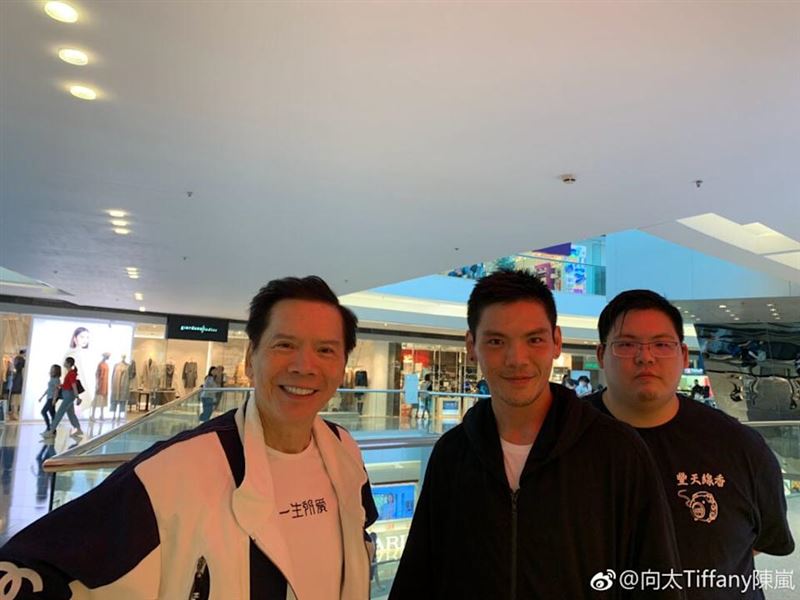 向華強坦言已經與兒子向佑（右）斷聯、中間為向佐。（圖／向太Tiffany陳嵐微博 ）