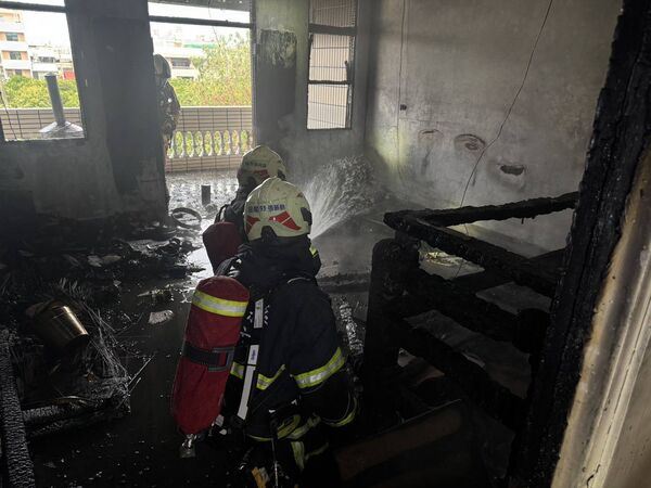 透天厝3樓的神明廳因不明原因起火燃燒。（圖／翻攝畫面）